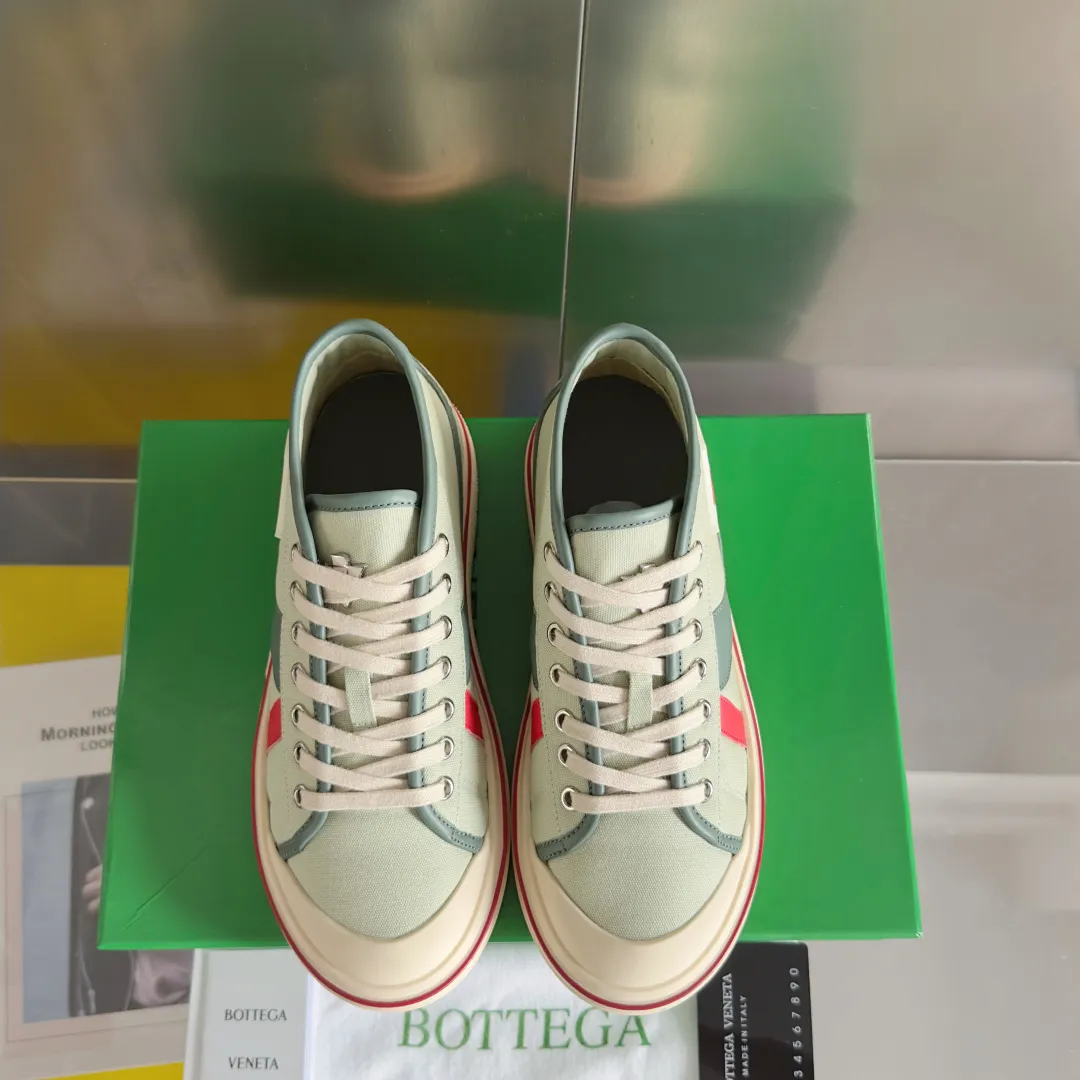 Top version: Couple model 580💰 Bottega Veneta Bottega Veneta BV’s latest Eliot series retro basketball shoes casual sports canvas shoes Bottega Veneta 2025 spring and summer show new shoes Eliot is on the market. Inspired by retro basketball sneakers, the color combination highlights youthful vitality and perfectly interprets the theme of youth and childlike innocence. The details are also very particular. The summer canvas brings excellent durability and comfort. Designs such as calfskin trim, rubber toe caps and hand-painted retro red lines are full of retro feel. The round toe and convex sole add a modern feel. Exquisite packaging at the delivery counter🛍📦 ▪️Fabrics: Original customized high-density canvas + cowhide ▪️Inner lining: Original customized breathable canvas ▪️Sole: Original open-molded anti-slip TPU material ▪️Sole thickness: 3CM ▪️Size: Women’s 35-41 / [Men’s 39-45 pre-sale]